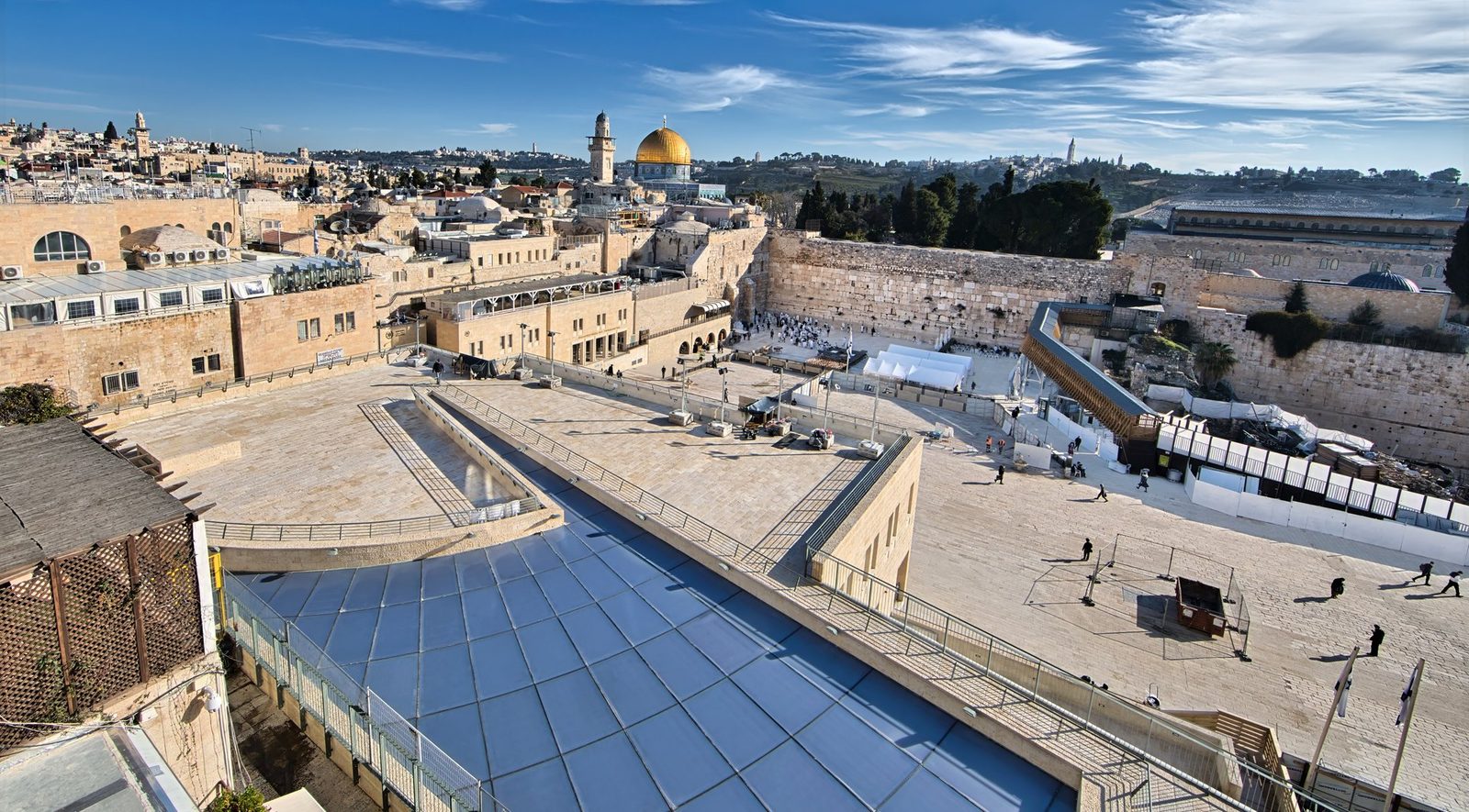 בית הליבה — סקיילייט מעל החלל הפנימי המפזר אור טבעי, בתכנון עדה כרמי-מלמד